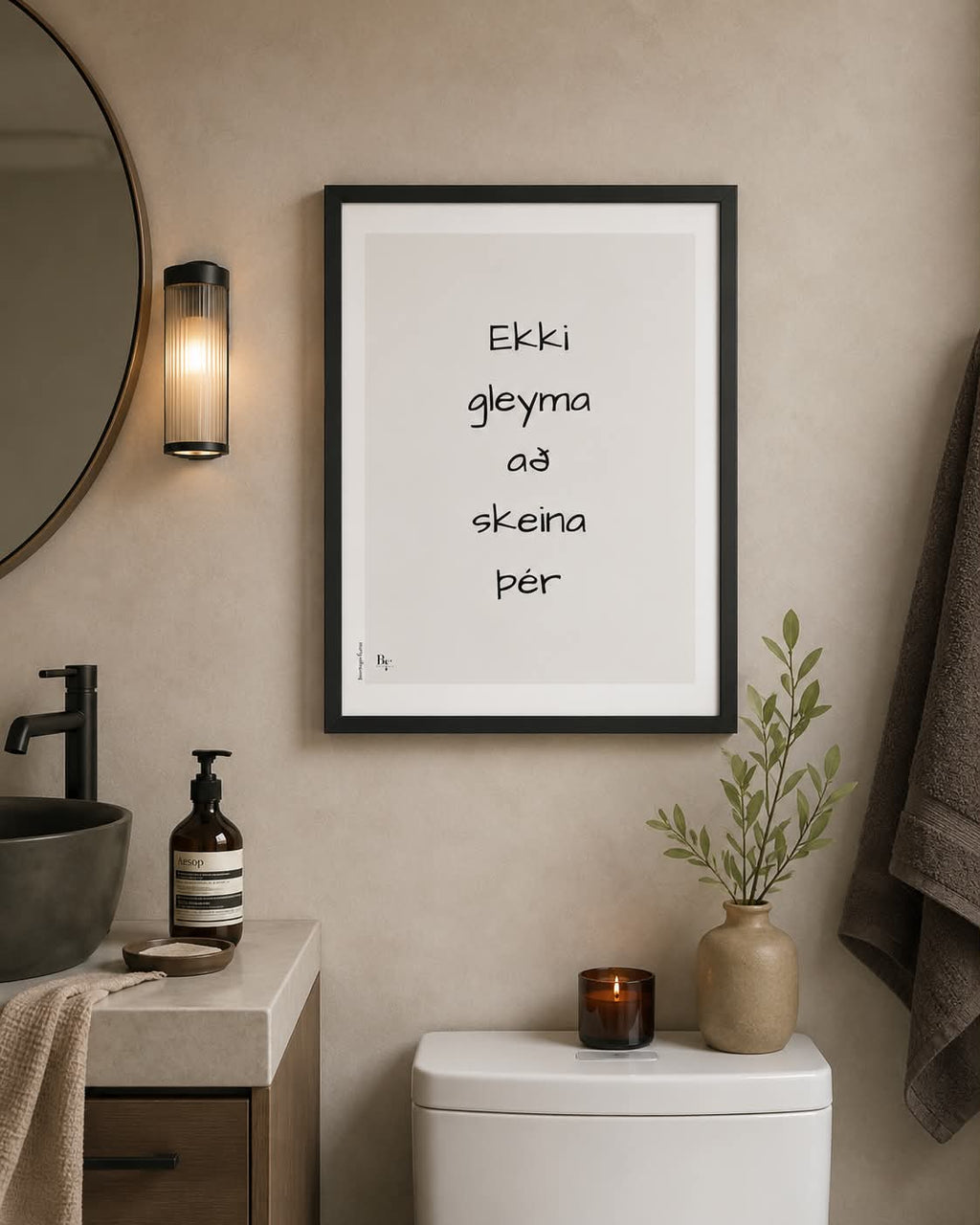 "Ekki gleyma að skeina þér" veggspjald í ramma