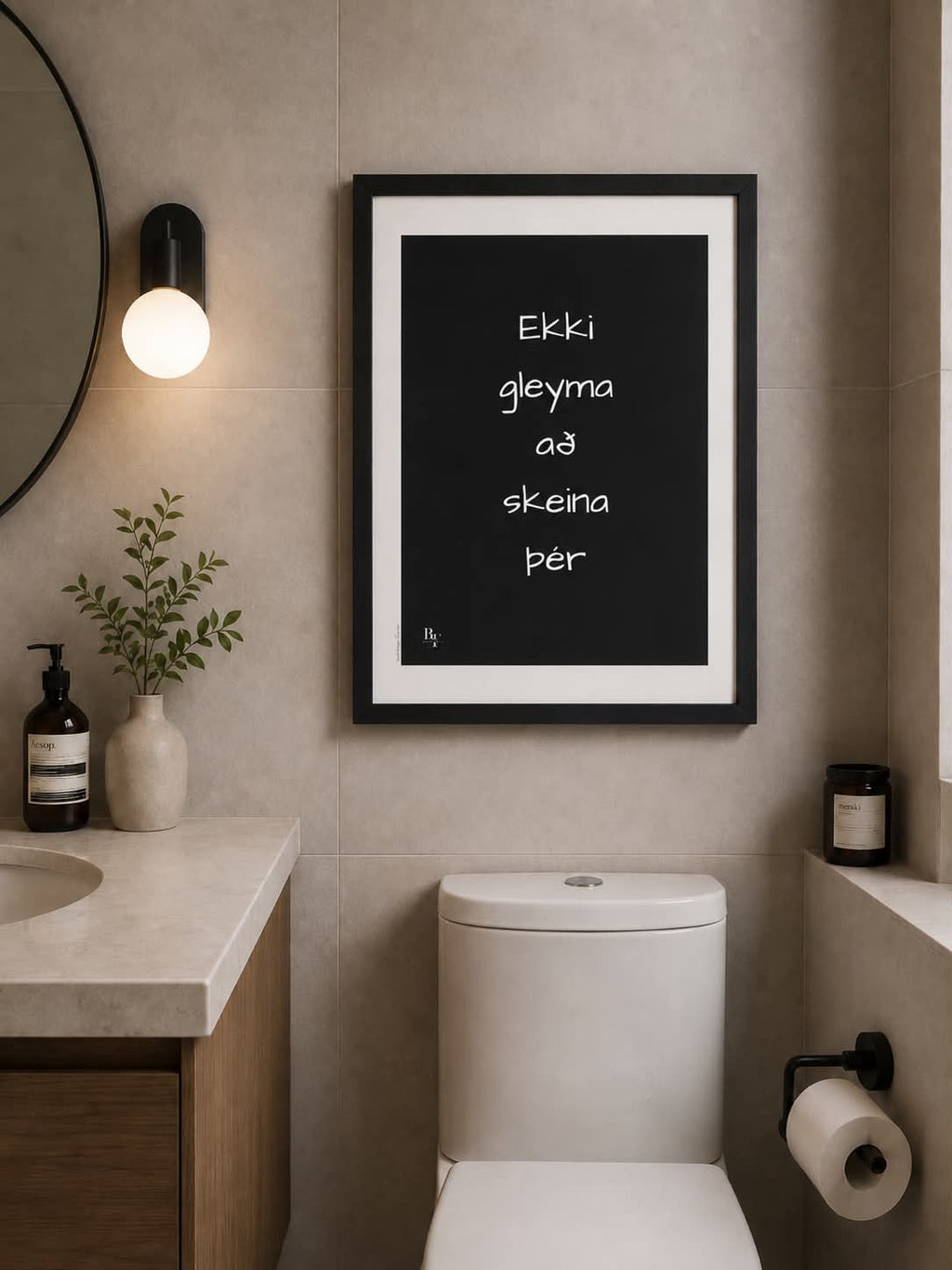 "Ekki gleyma að skeina þér" veggspjald í ramma