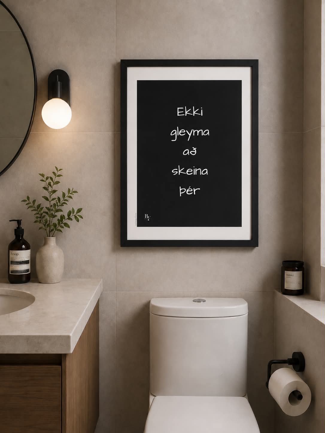"Ekki gleyma að skeina þér" veggspjald í ramma