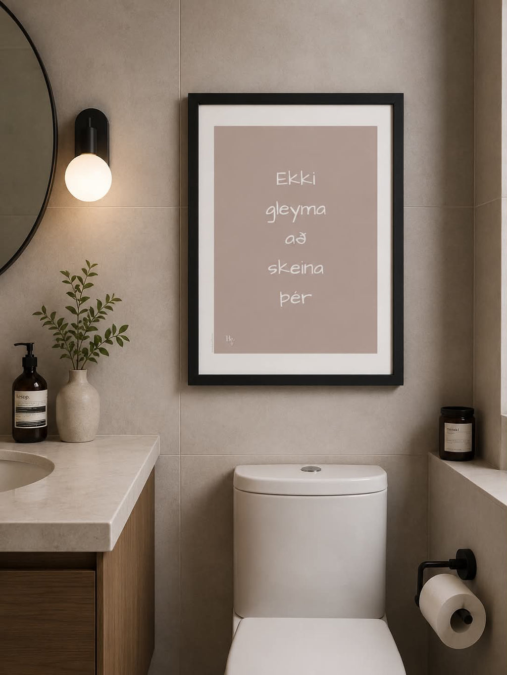 "Ekki gleyma að skeina þér" veggspjald í ramma